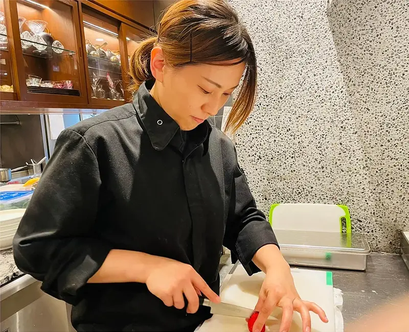 和食料理店で働く男性